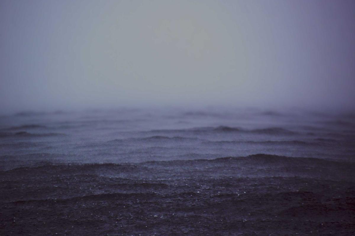 Habitación juvenil decorada con láminas y cuadros en la pared