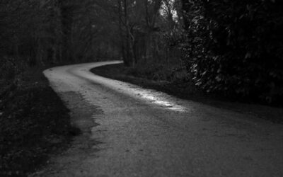 Arte abstracto en espacios pequeños: cómo convertir lo reducido en infinito