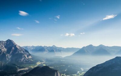 Cómo combinar marcos de diferentes estilos y materiales sin perder la armonía